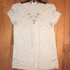 Short sleeve gray cris cross t shirt